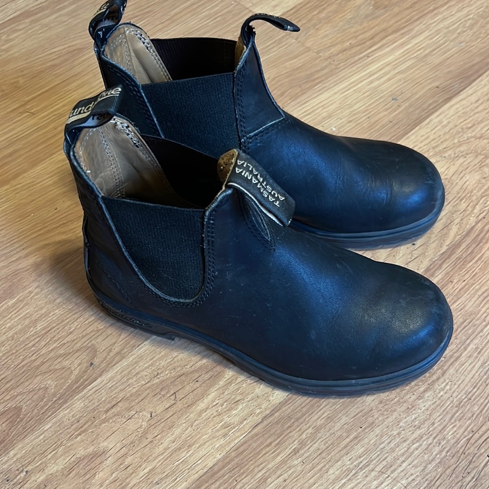 6.5-7 size black blundstone boots, EUC